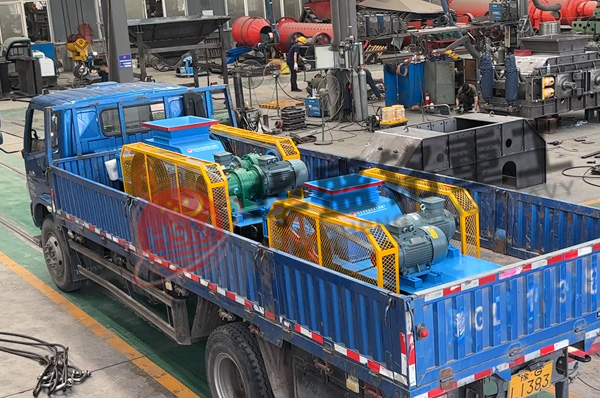 兩臺小型齒輥破裝車發貨